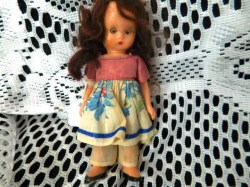 5 1/2" HARD PLASTIC VINTAGE NANCY ANN STORYBOOK BRUNETTE DOLL, PRINT DRESS